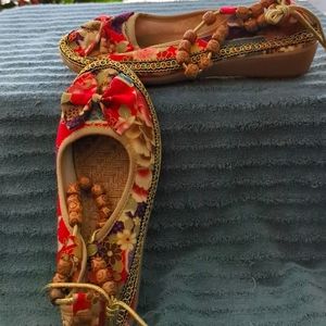 NWOB flowered shoe. Size 39 (US 8)